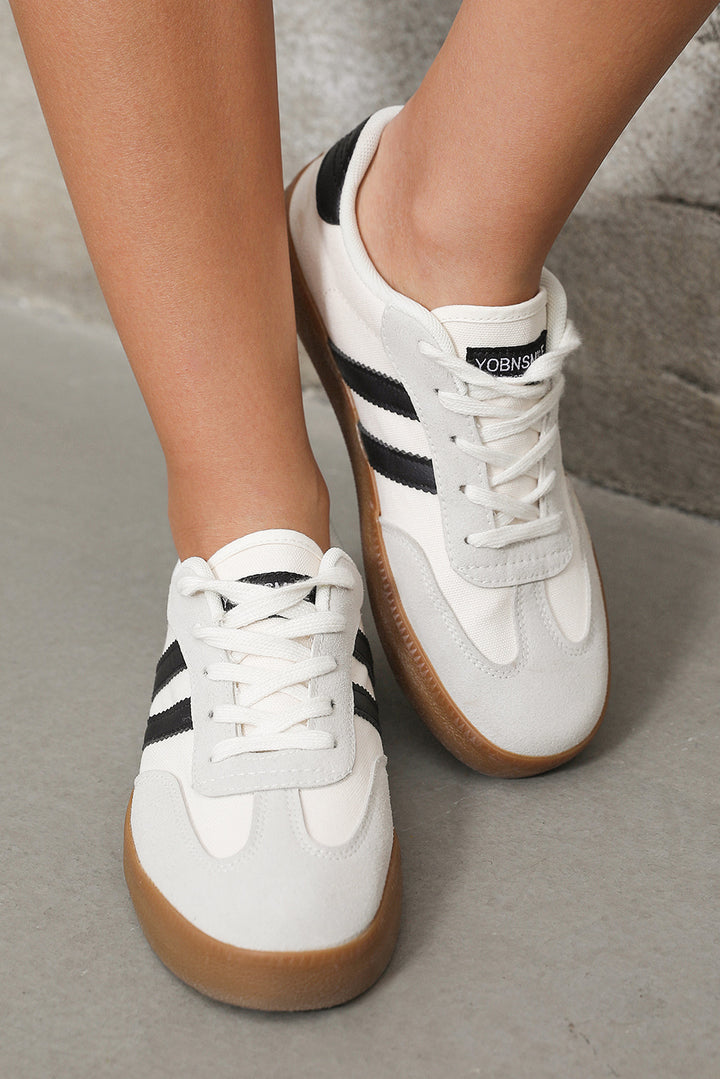 Flache Sneakers mit Streifenmuster und Schnürung