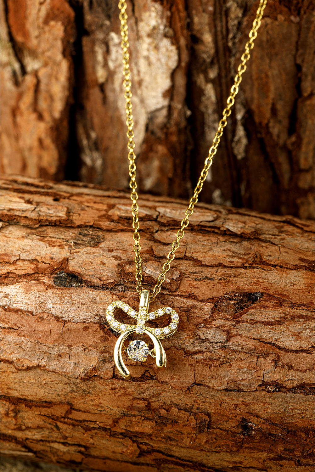 Collier en alliage plaqué avec pendentif nœud papillon en strass