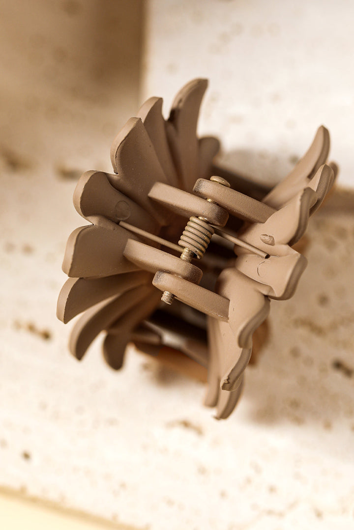 Pince à cheveux givrée style bohème avec marguerite