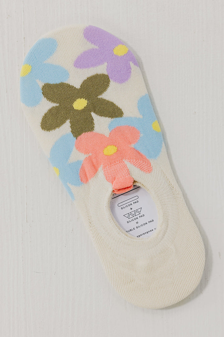 Niedliche Füßlinge mit Blumenmuster