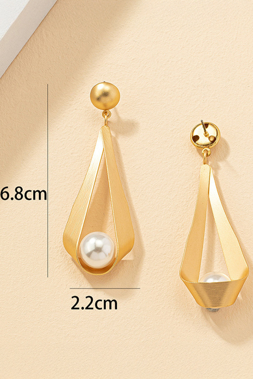 Ohrstecker mit Perlendekor und vergoldetem Anhänger