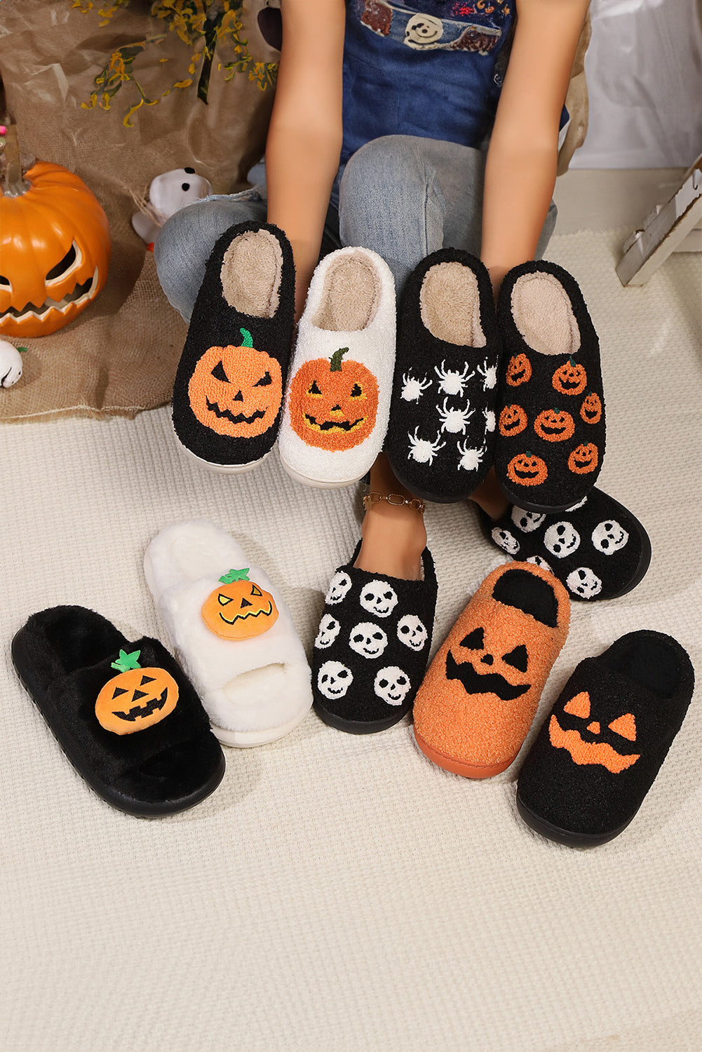Plüsch-Hausschuhe mit Halloween-Kürbis-Aufdruck (fällt klein aus, eine Nummer größer)
