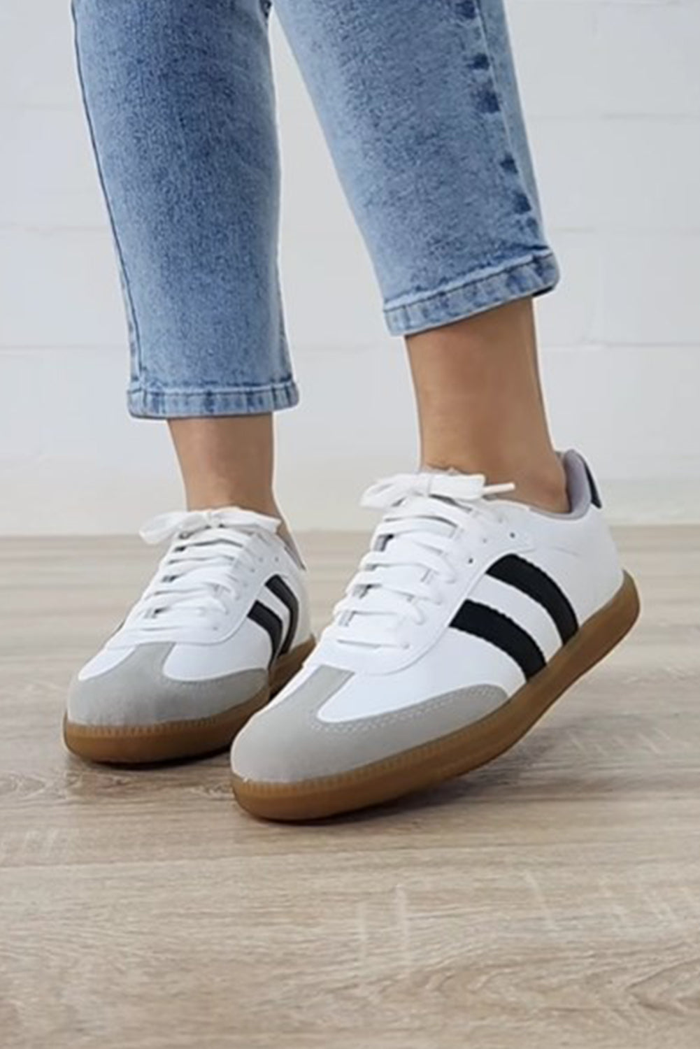 Flache Sneakers mit Streifenmuster und Schnürung