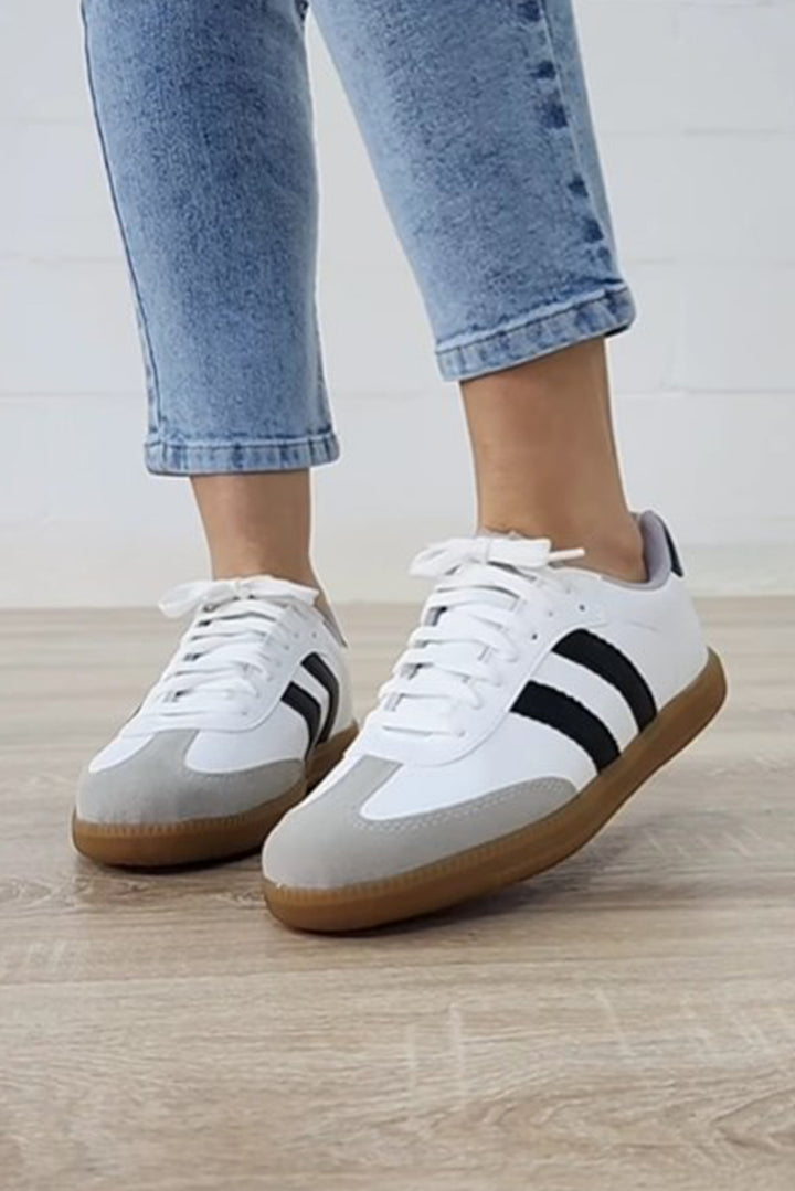 Flache Sneakers mit Streifenmuster und Schnürung