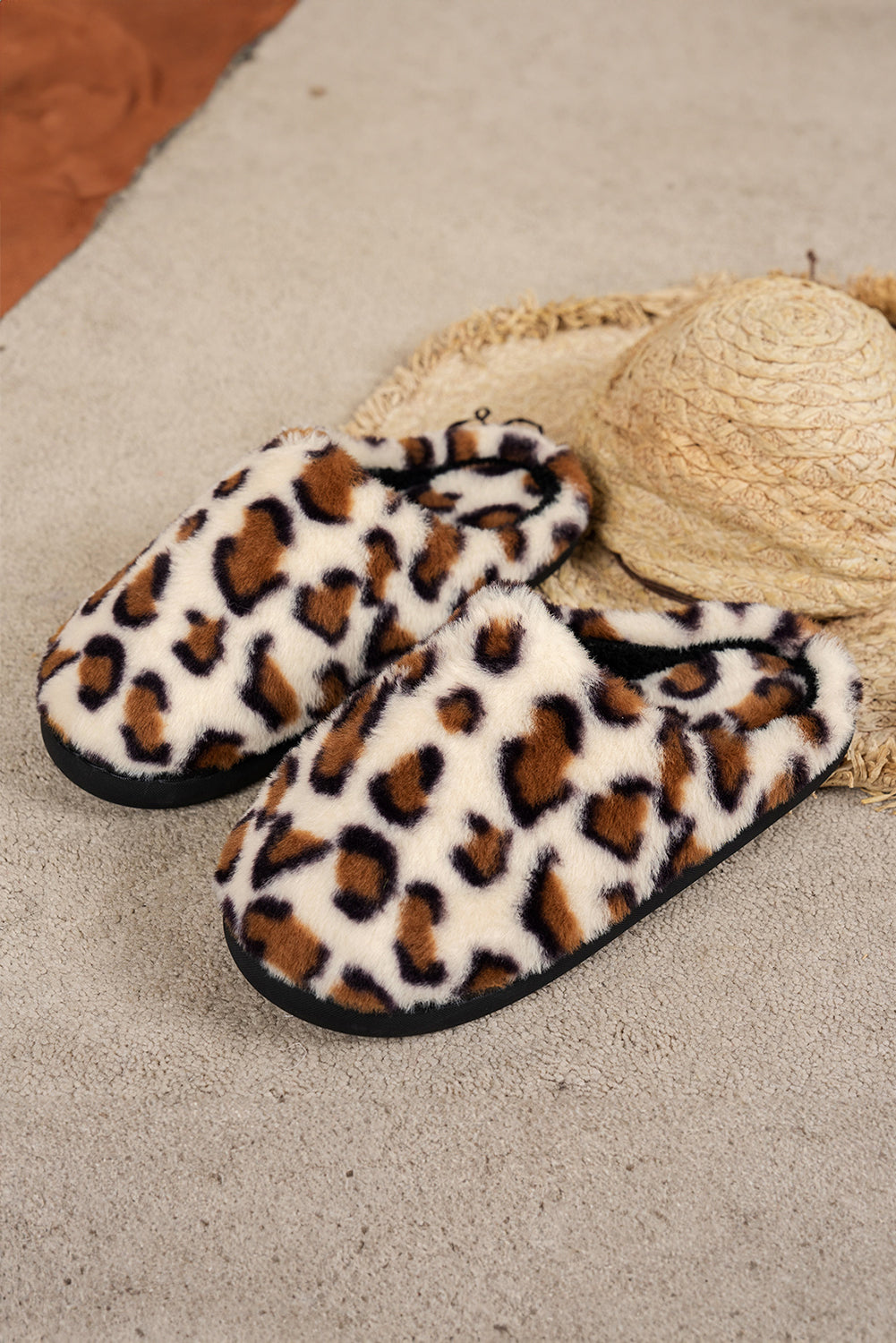 Chaussons plats à bout rond en peluche léopard
