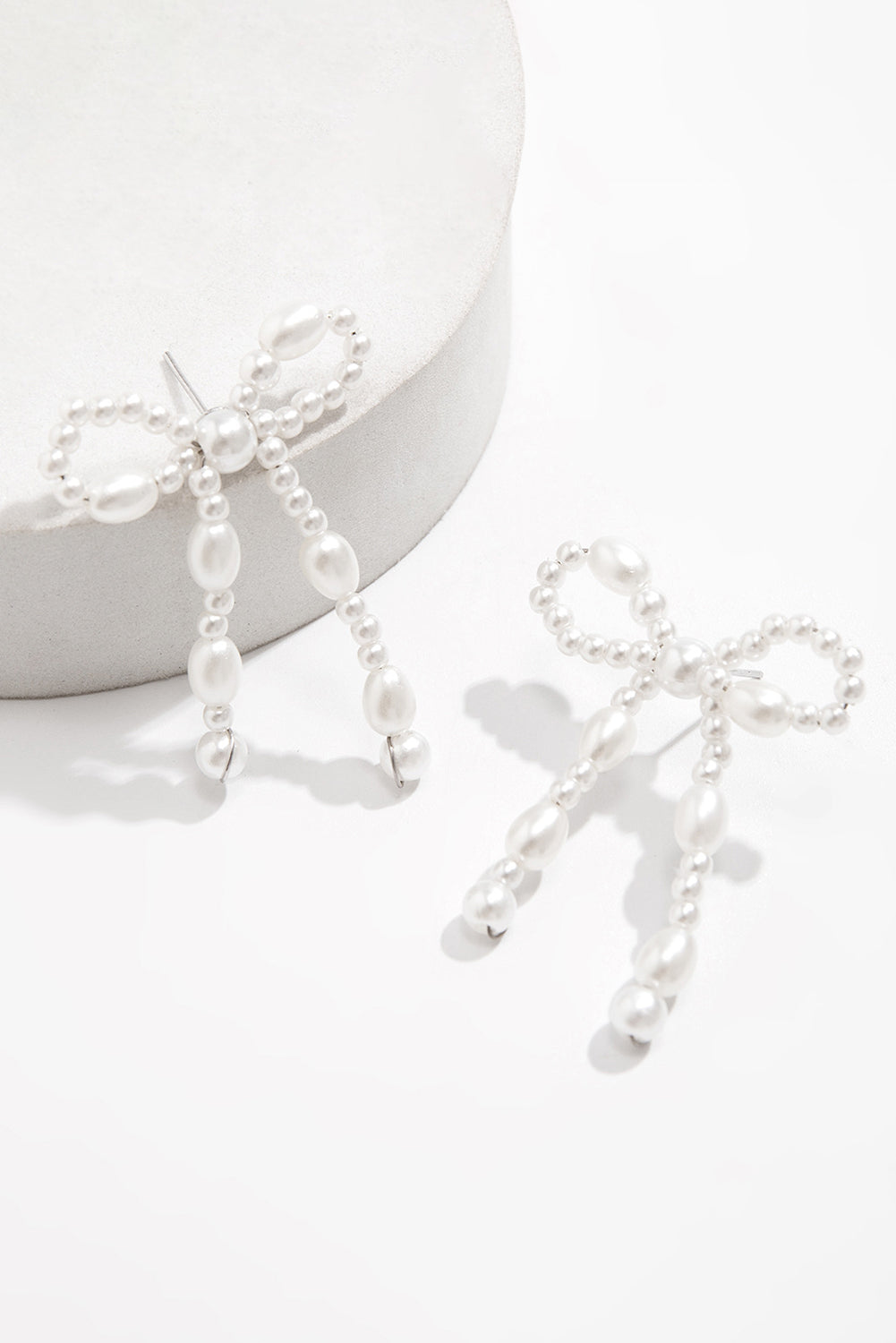 Boucles d'oreilles cloutées en perles et nœud papillon