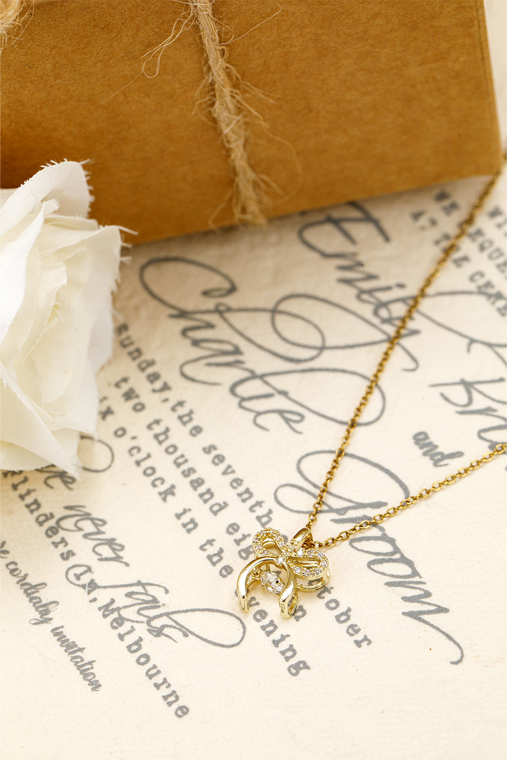 Collier en alliage plaqué avec pendentif nœud papillon en strass
