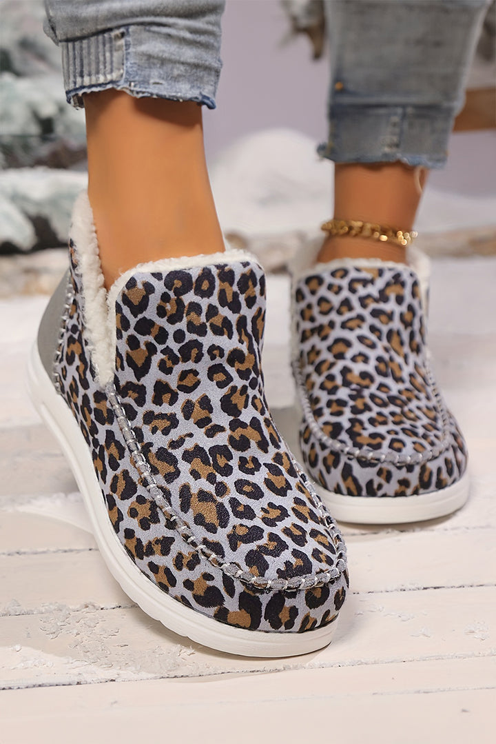 Flache Winterstiefel mit Leopardenmuster und Flicken am Knöchel