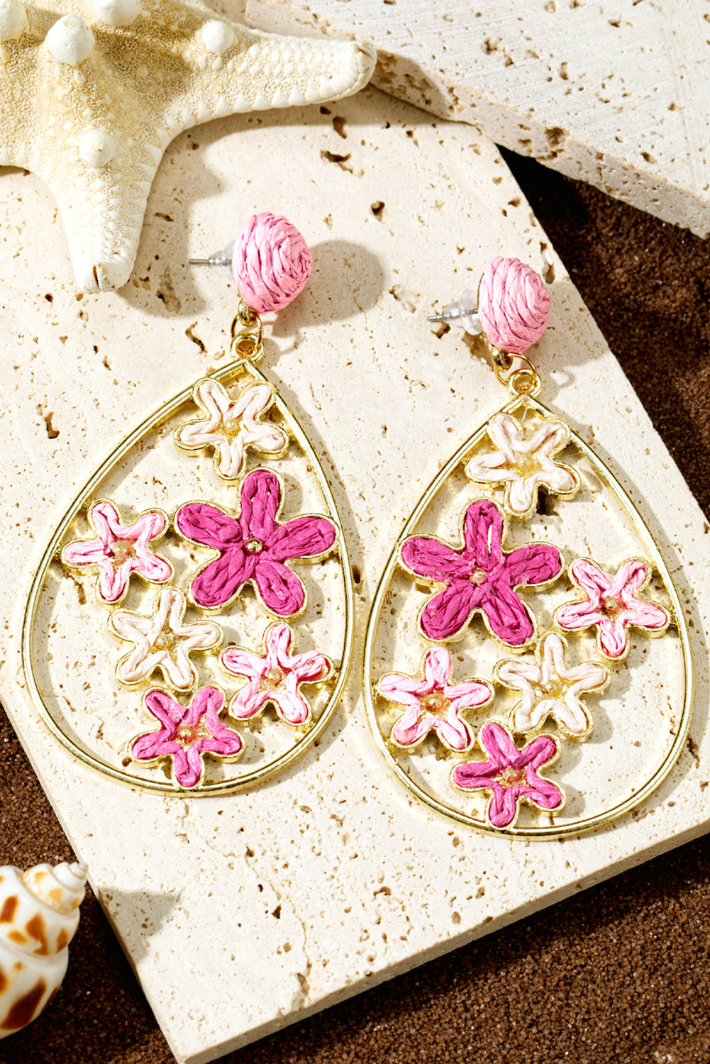 Geflochtene, vergoldete Wassertropfen-Ohrringe mit Blumenmotiv