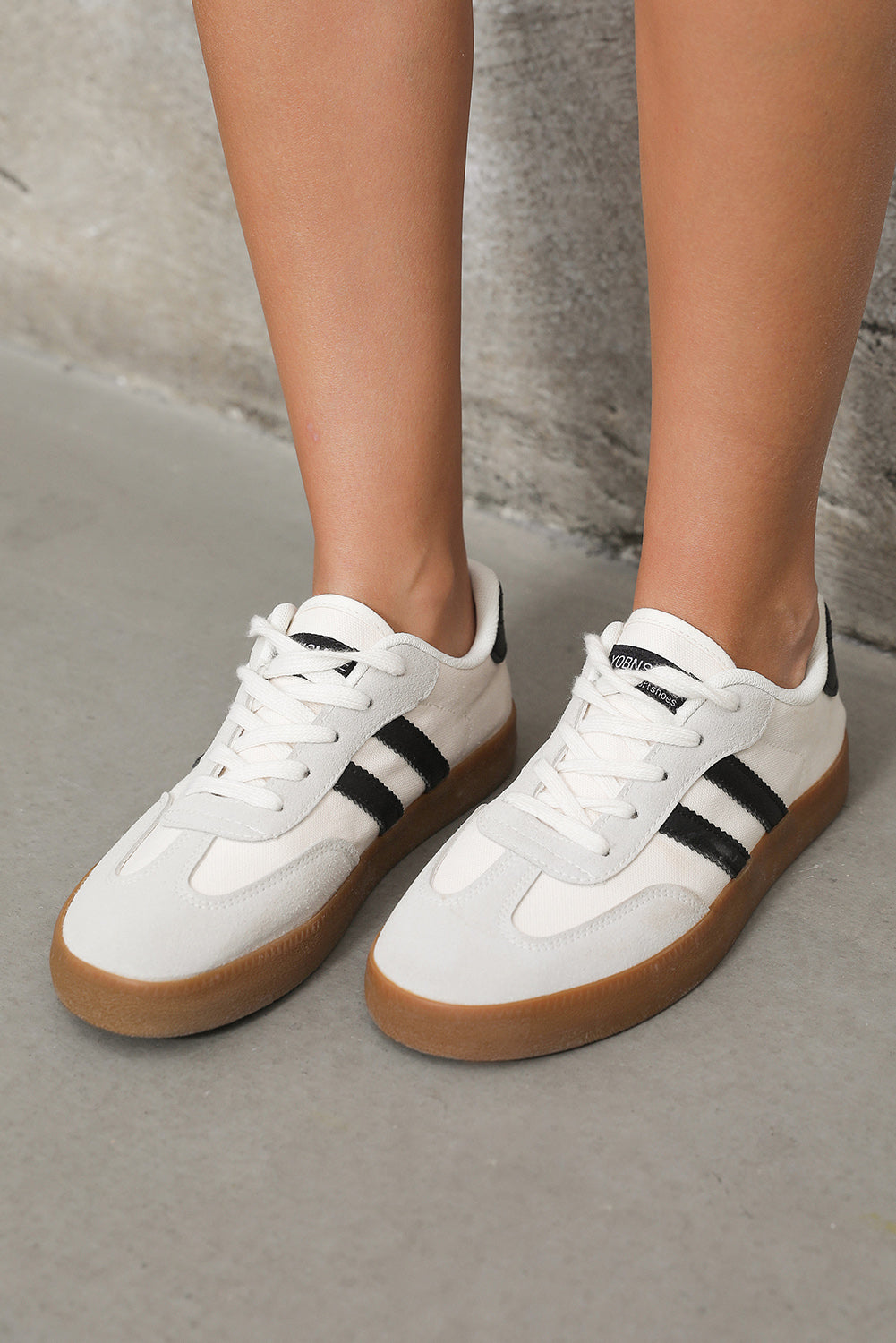 Flache Sneakers mit Streifenmuster und Schnürung