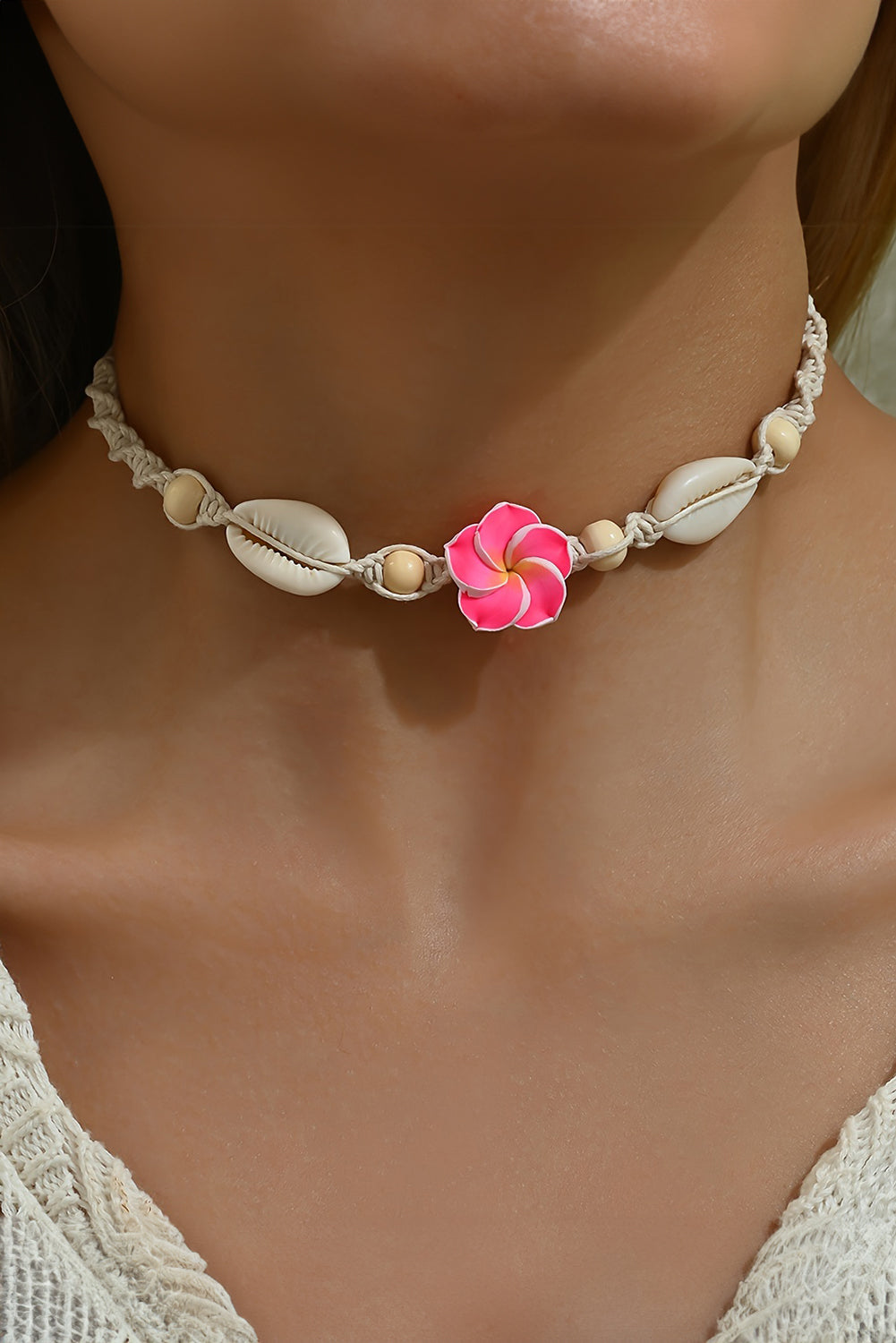 Collier ras du cou tressé en coquillage et fleurs