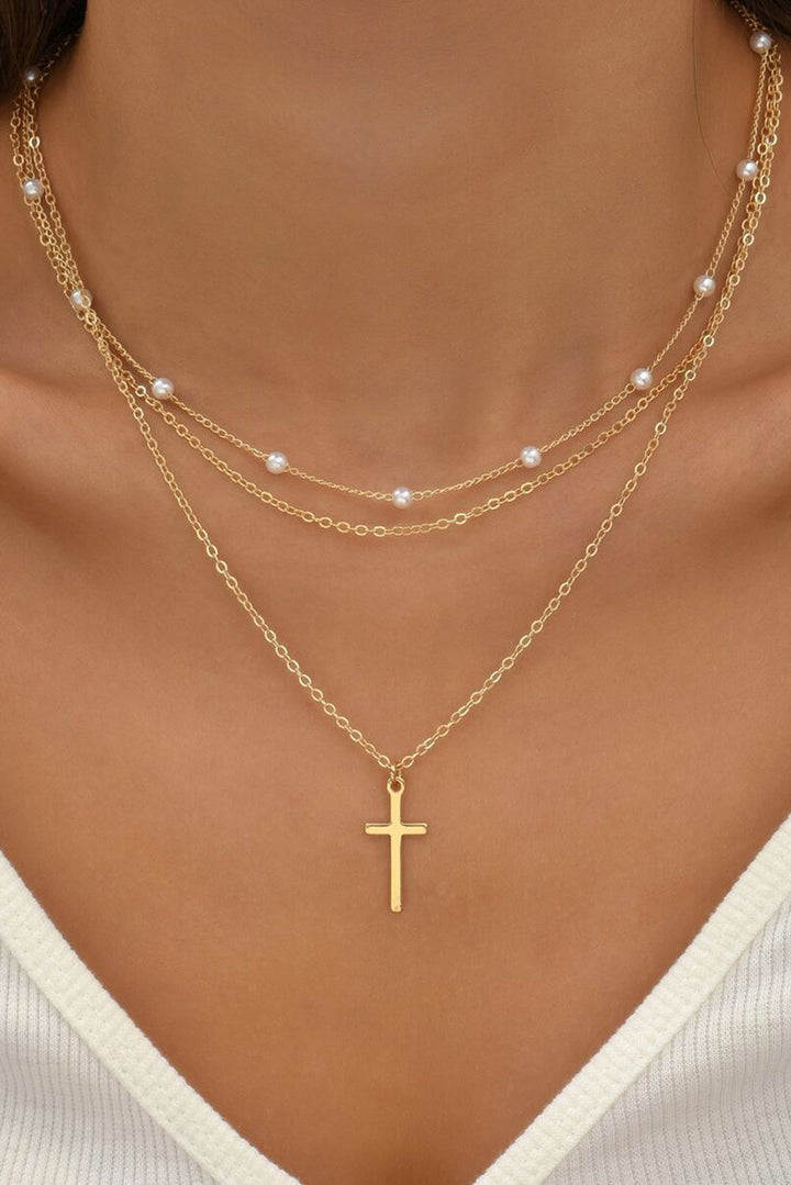 Collier à chaîne triple couche avec pendentif en croix plaqué et décor de perles