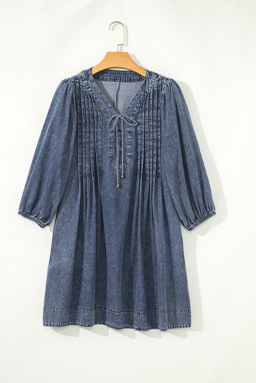 Robe mini en jean plissée à manches 3/4 et col en V noué