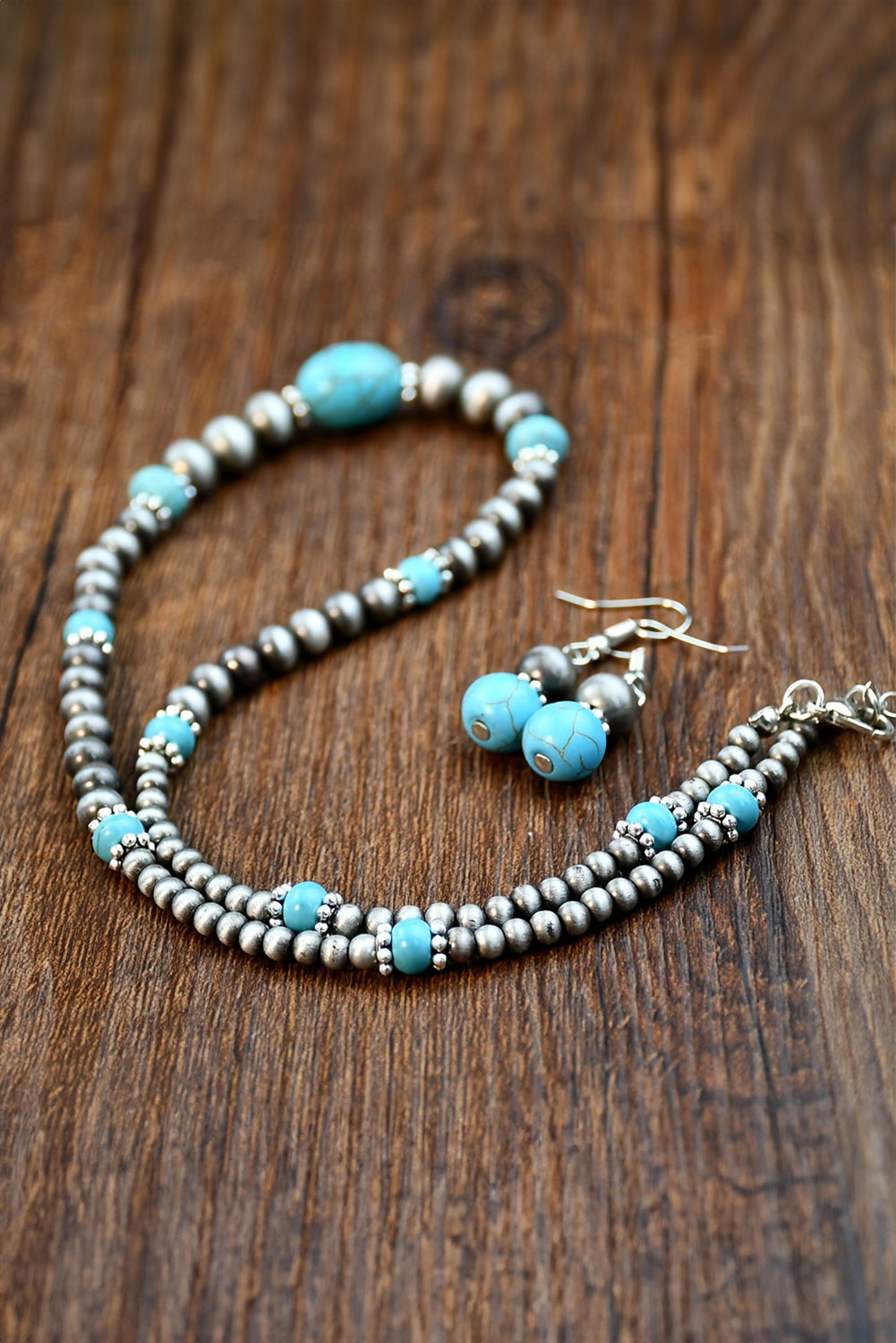 Ensemble collier et boucles d'oreilles en perles turquoise occidentales