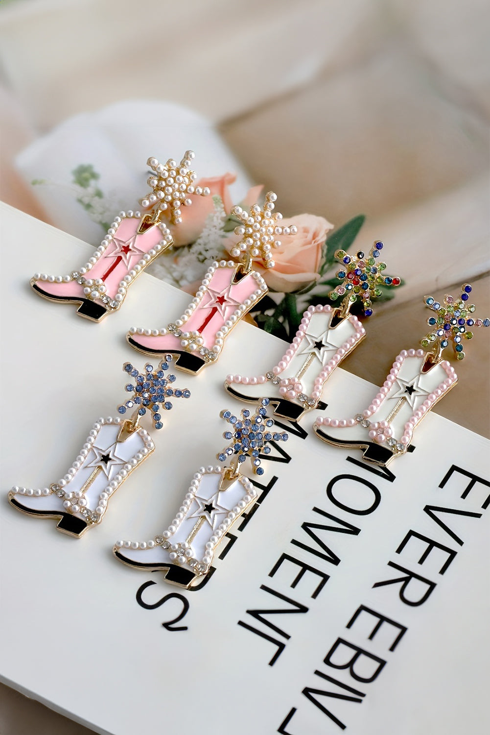 Boucles d'oreilles pendantes en forme de bottes avec décor de perles