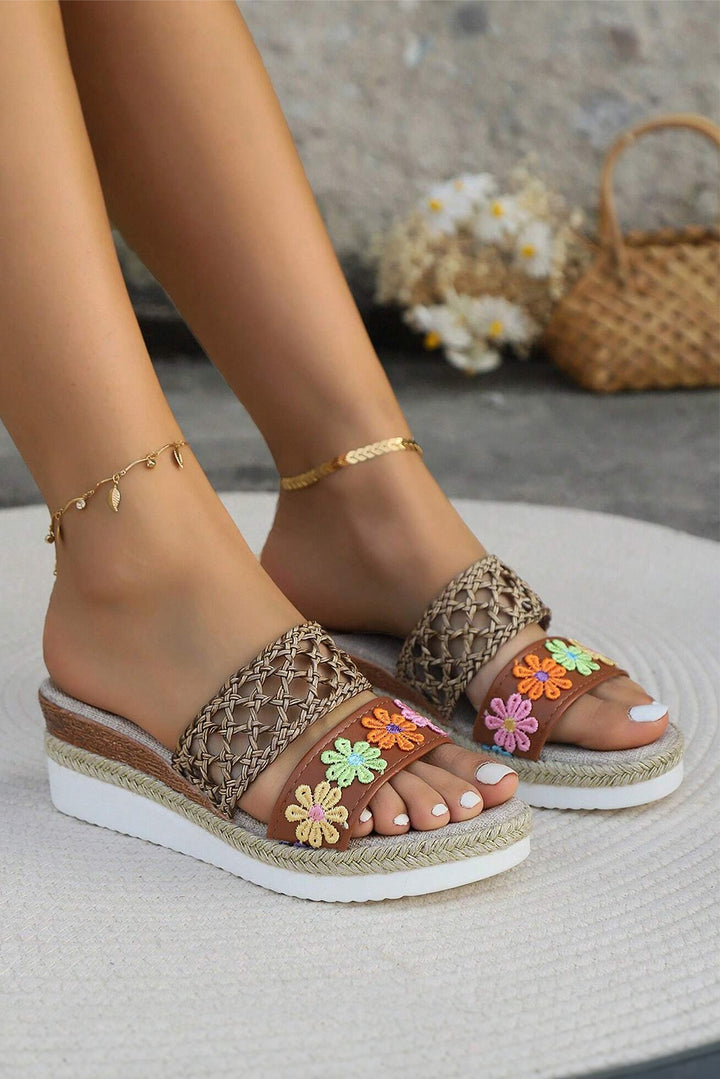 Hausschuhe mit Keilabsatz und geflochtenen Details und Blumenmuster