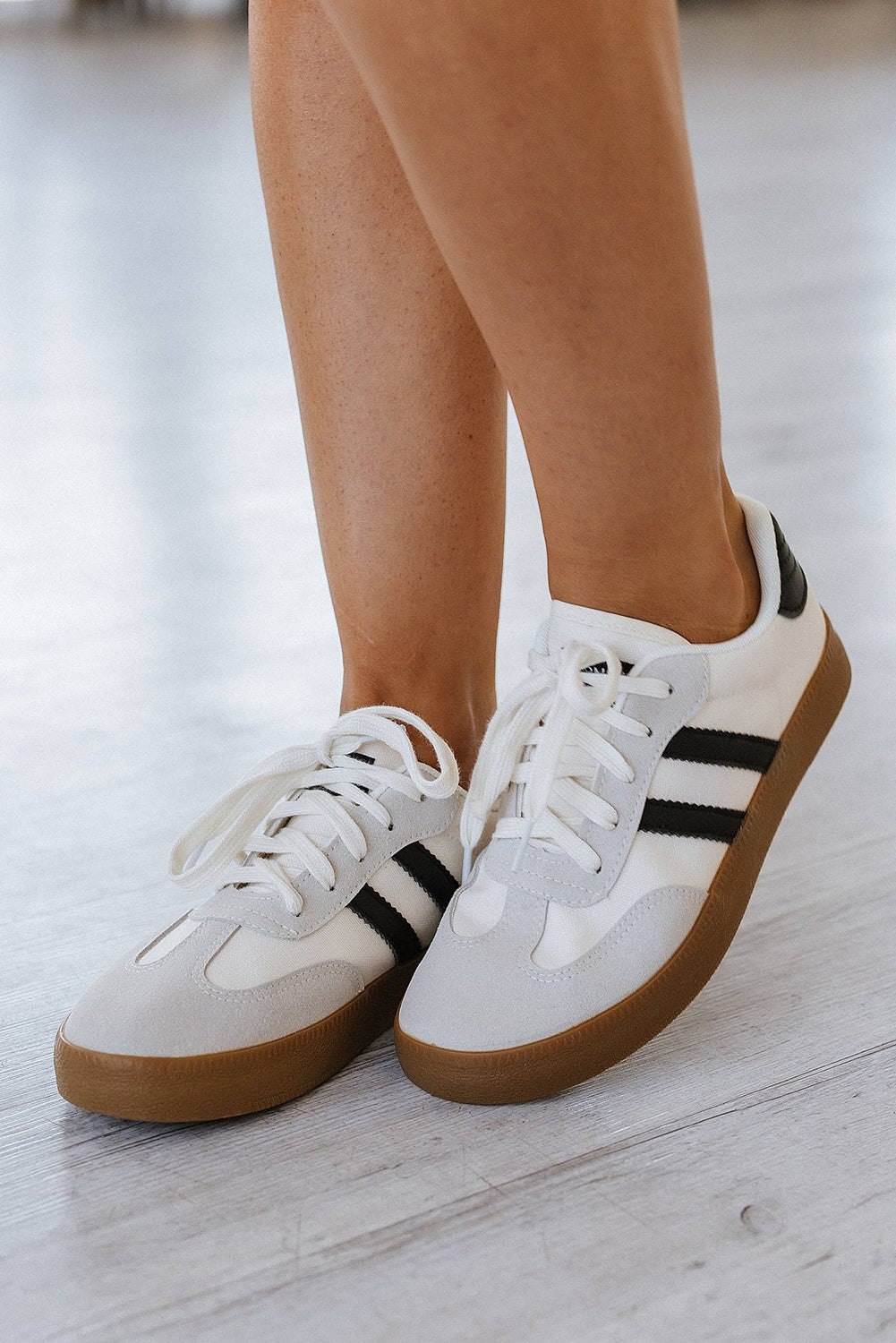 Flache Sneakers mit Streifenmuster und Schnürung