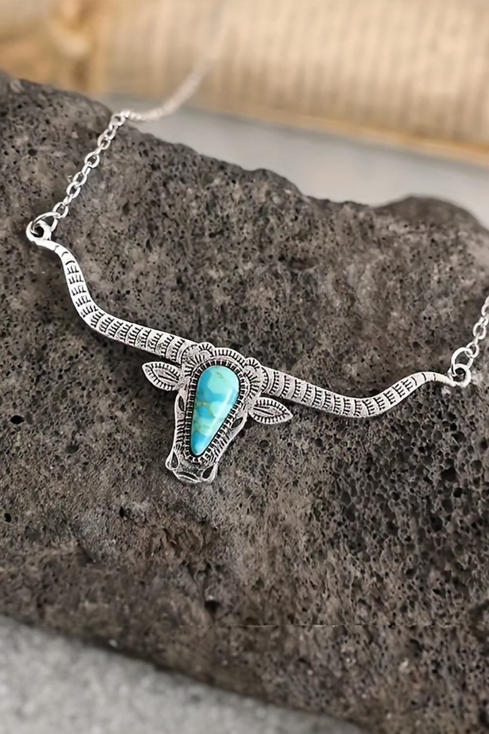 Collier chaîne avec pendentif tête de bœuf turquoise