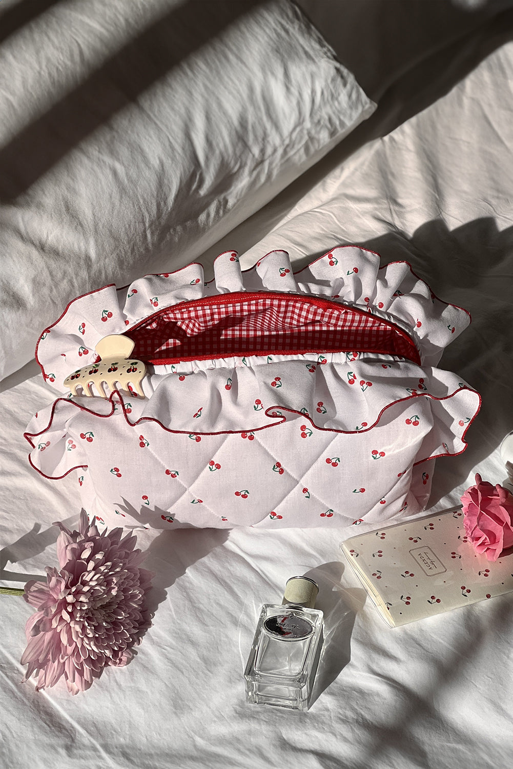 Trousse de maquillage matelassée à imprimé cerises et à volants