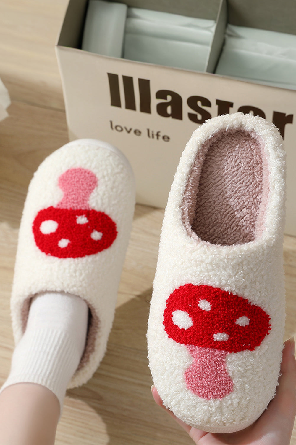Chaussons d'hiver pelucheux à motif de champignons de dessin animé mignons