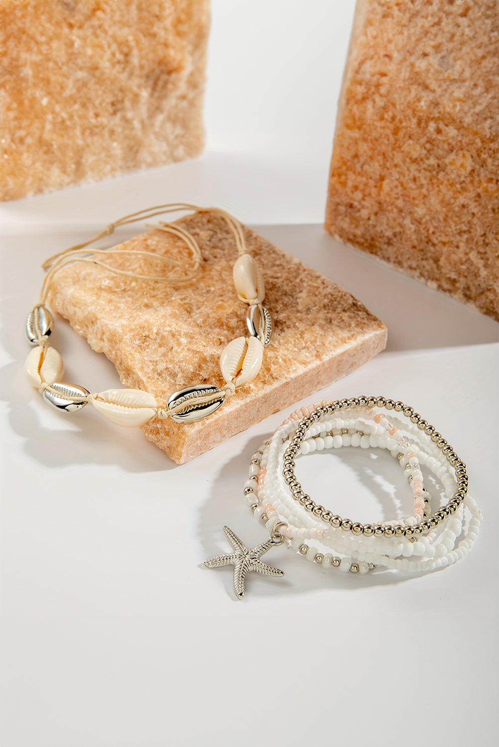 Ensemble de 7 bracelets en perles de coquillages et étoiles de mer