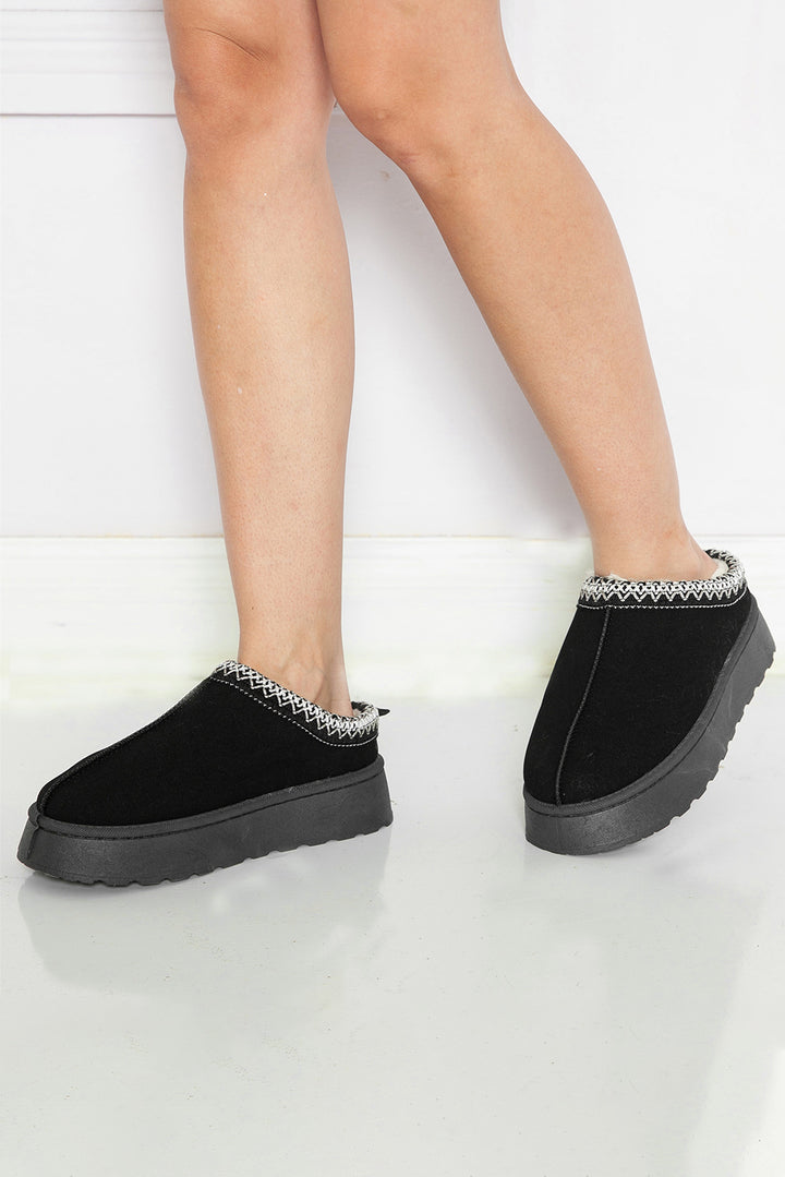 Schneestiefel aus Wildleder mit Kontrastmuster und Plüschfutter