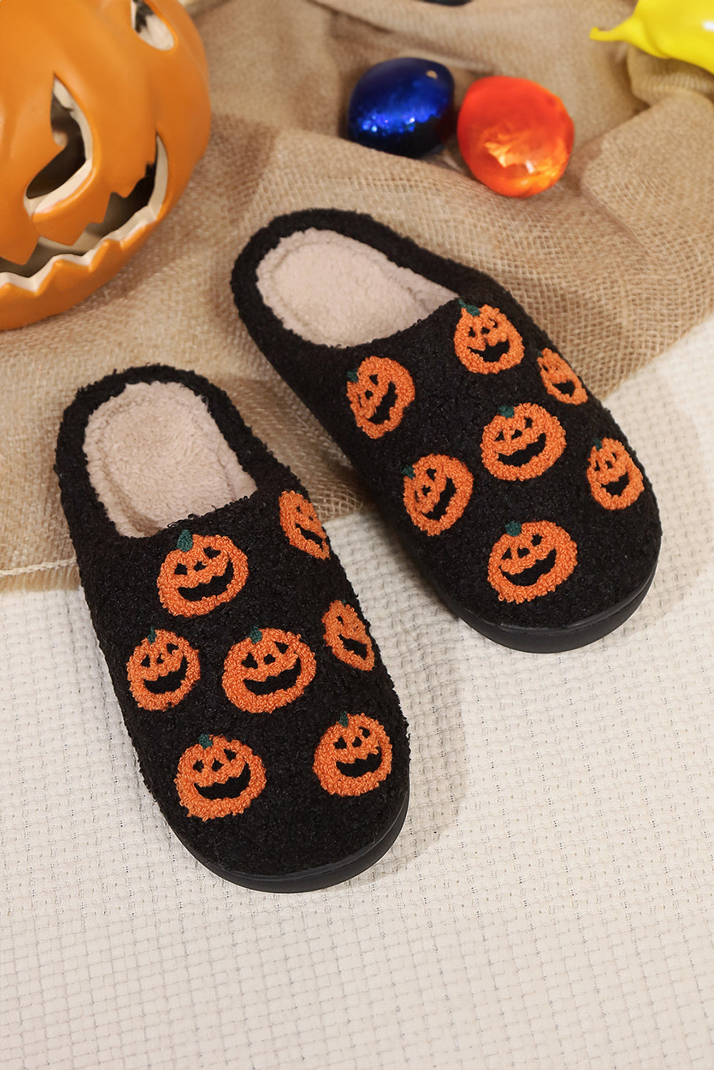 Halloween-Hausschuhe aus Plüsch mit Kürbis