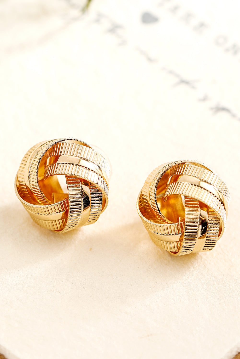 Boucles d'oreilles à tige en forme de nœud texturé plaqué