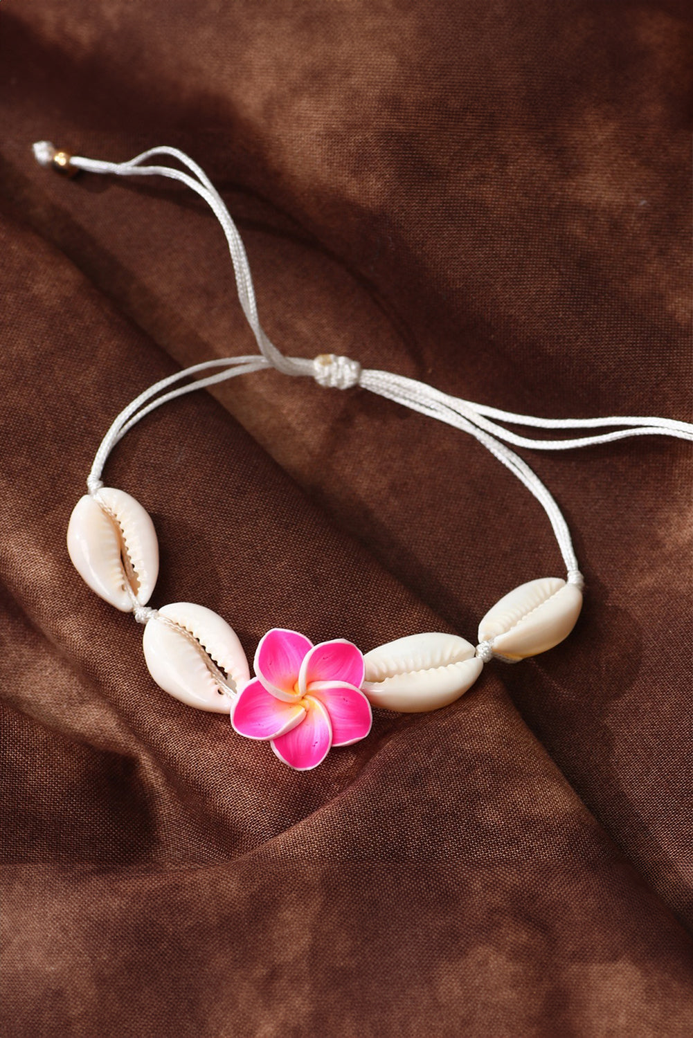Bracelet ajustable en coquillage et fleurs