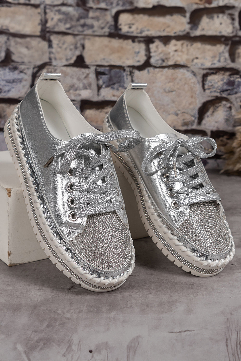 Flache Schnürschuhe mit Strass und Metallic-Schimmer
