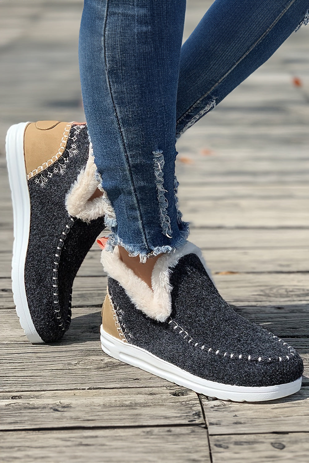 Wildleder-Fußkettchenstiefel mit Patchwork-Nähten und Plüschfutter