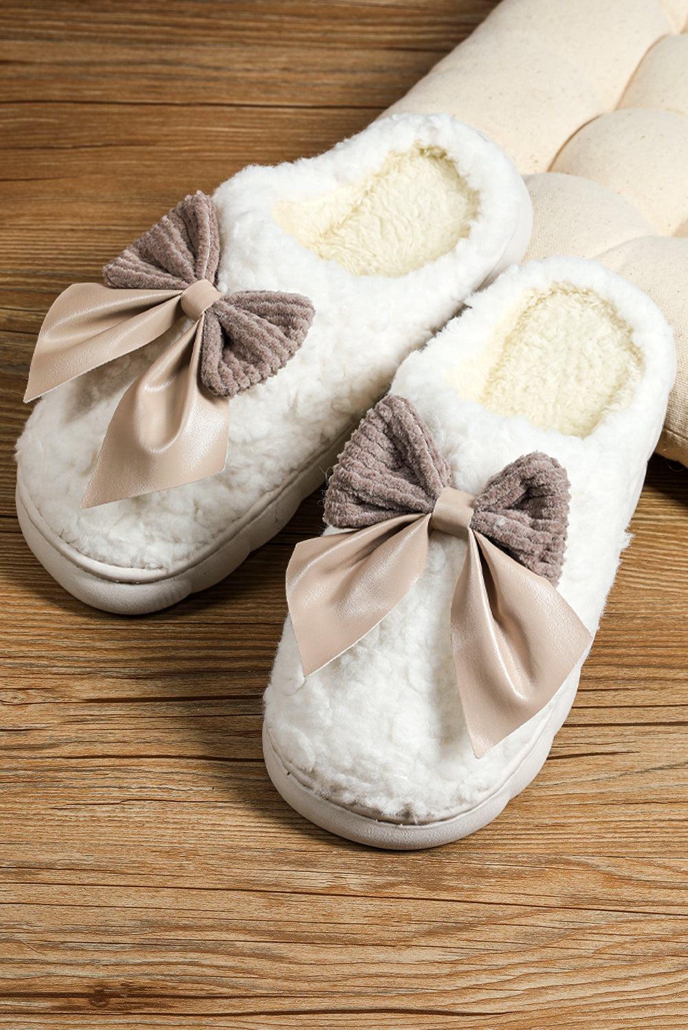 Chaussons d'hiver en peluche avec nœud contrasté (les couleurs des nœuds peuvent varier selon le lot)