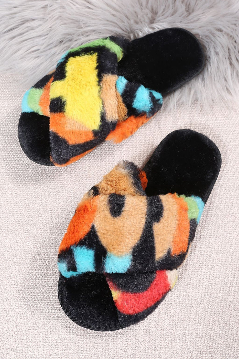 Chaussons d'intérieur en peluche à brides croisées et blocs de couleurs