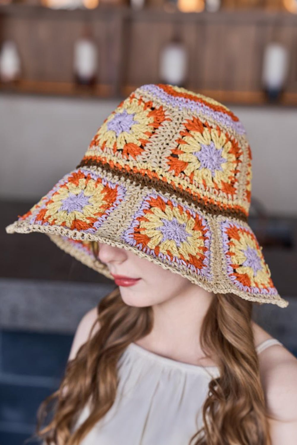 Boho-Blumen-Häkelmütze mit breiter Krempe und Schnalle