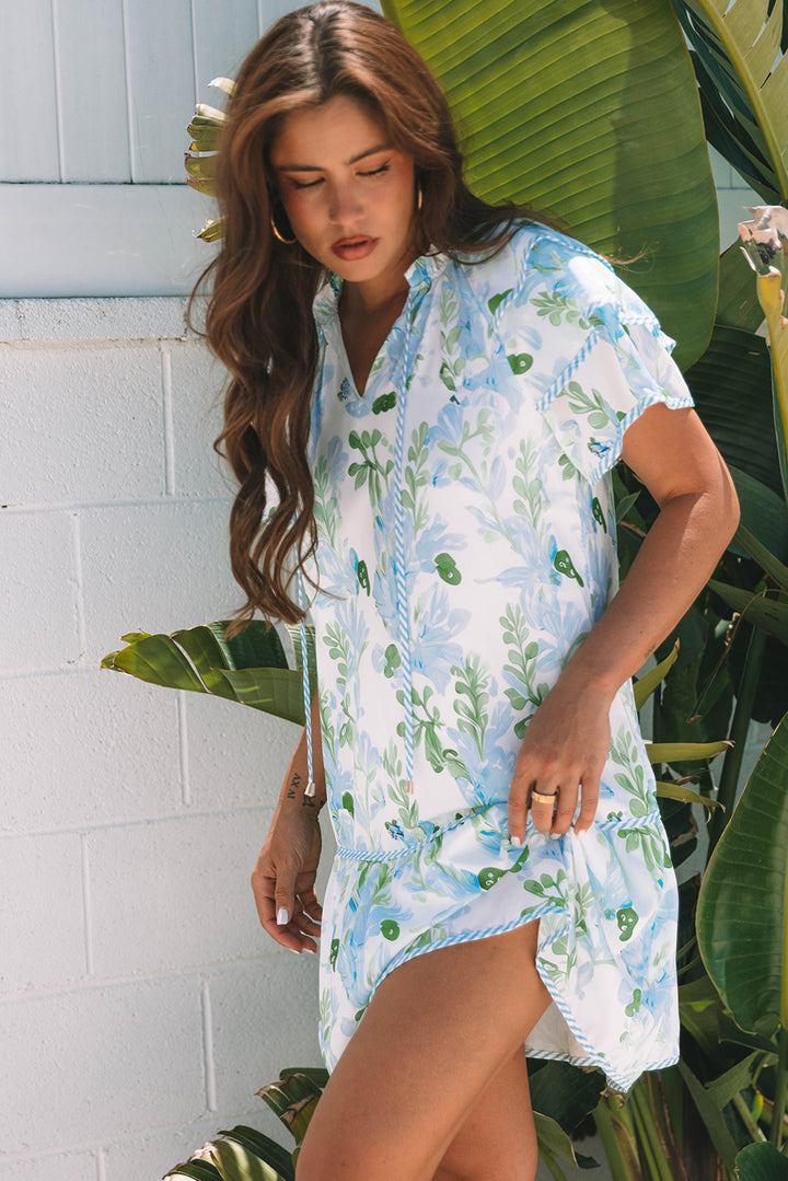 Jolie mini-robe à manches courtes superposées à fleurs bleu ciel