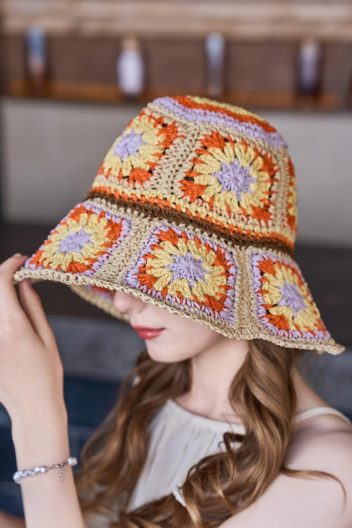 Boho-Blumen-Häkelmütze mit breiter Krempe und Schnalle