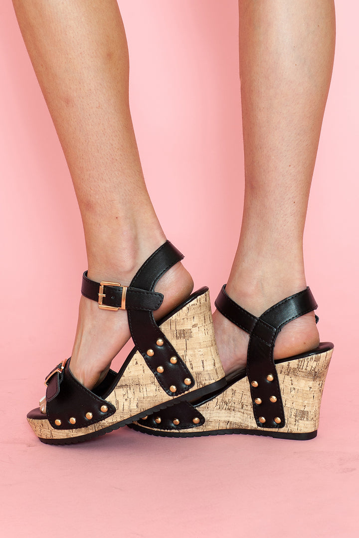 Sandales compensées à fermeture à boucle et rivet
