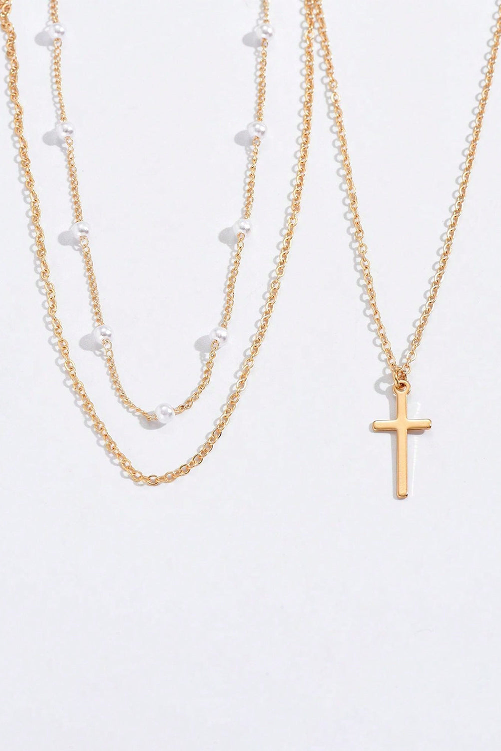Collier à chaîne triple couche avec pendentif en croix plaqué et décor de perles
