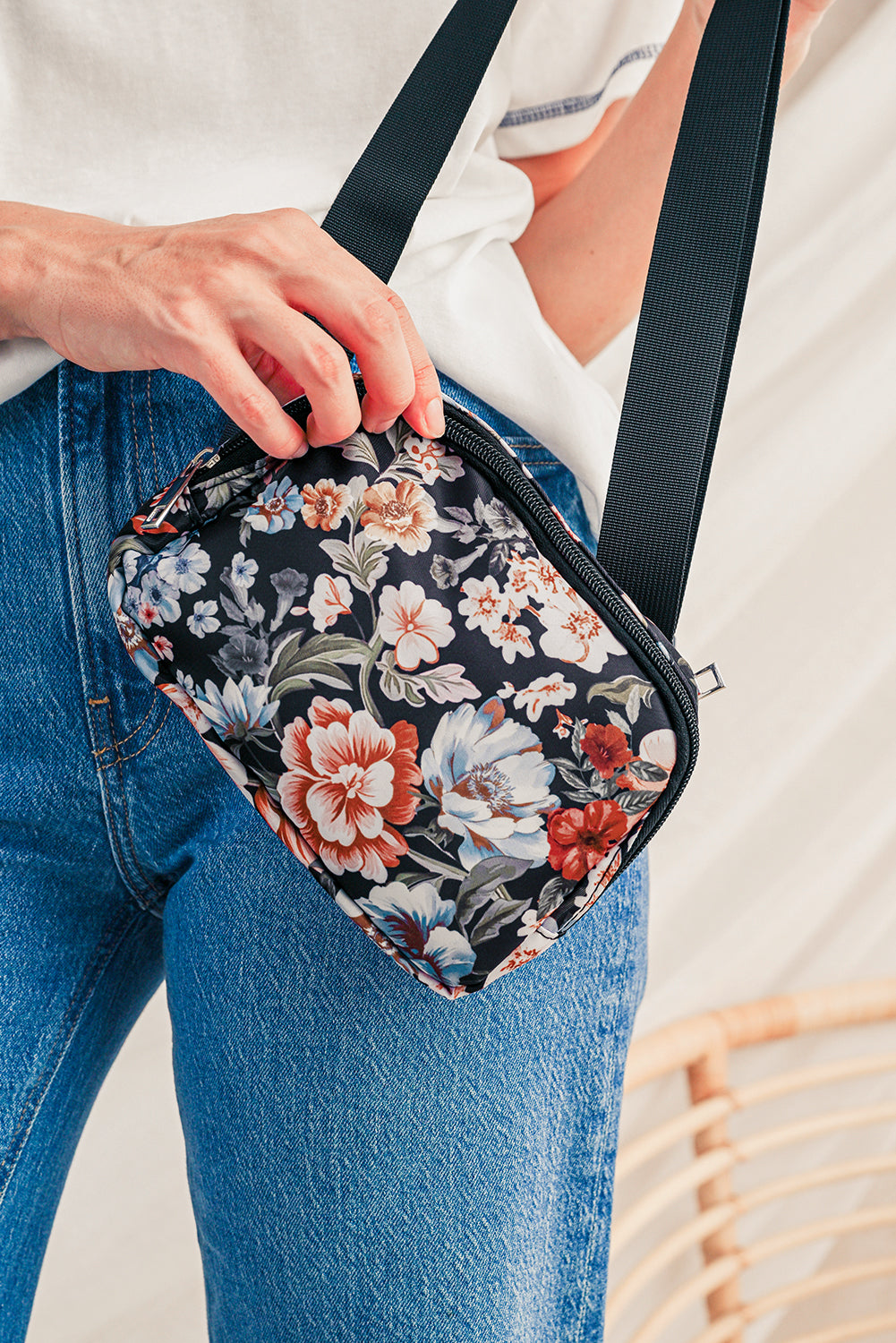 Schultertasche mit Reißverschluss und breiten Riemen