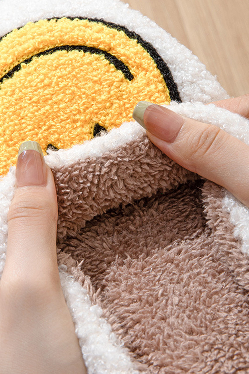 Chaussons antidérapants en peluche à imprimé visage souriant