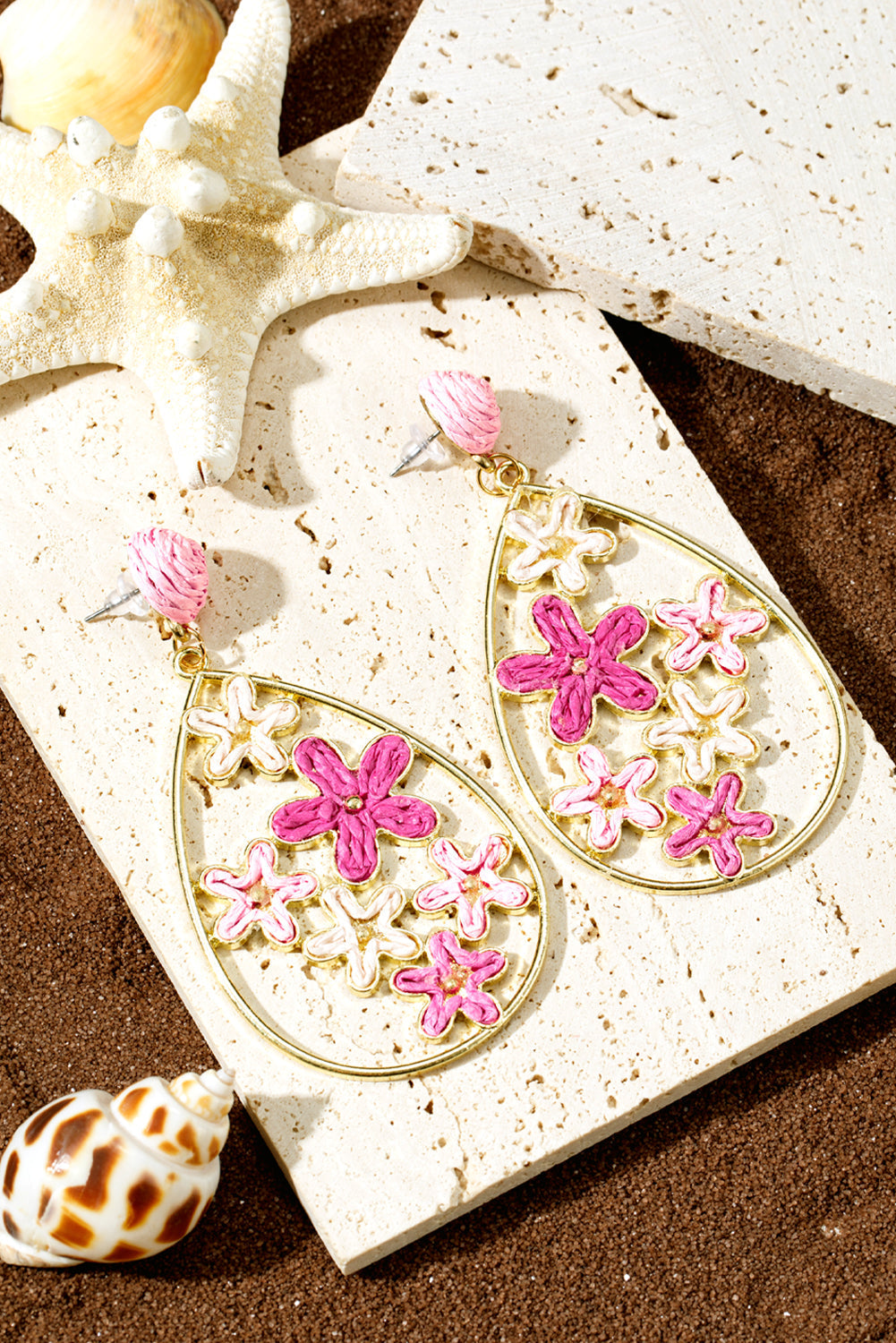 Geflochtene, vergoldete Wassertropfen-Ohrringe mit Blumenmotiv