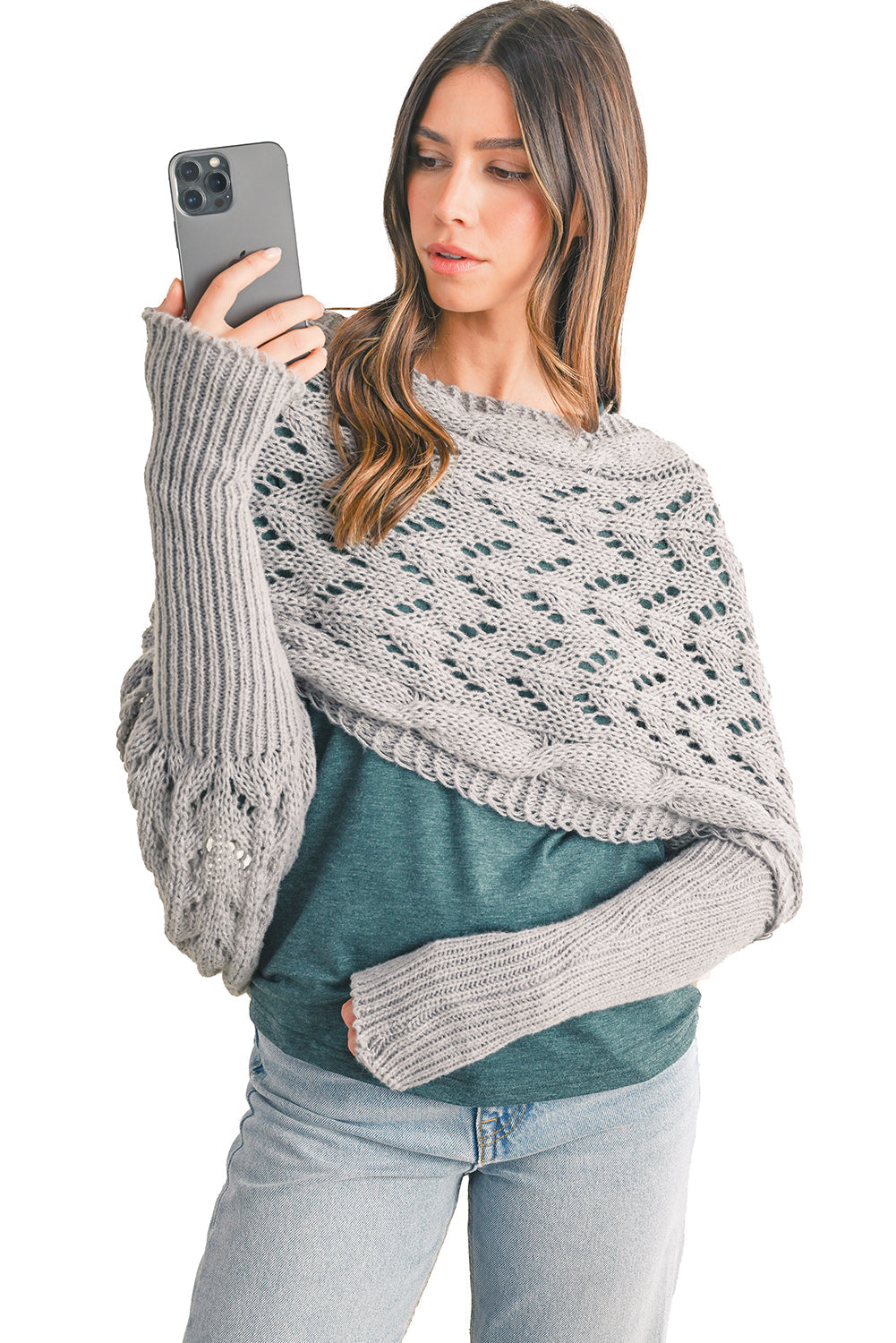 Strickschal mit Kreuzdetail und Ärmeln