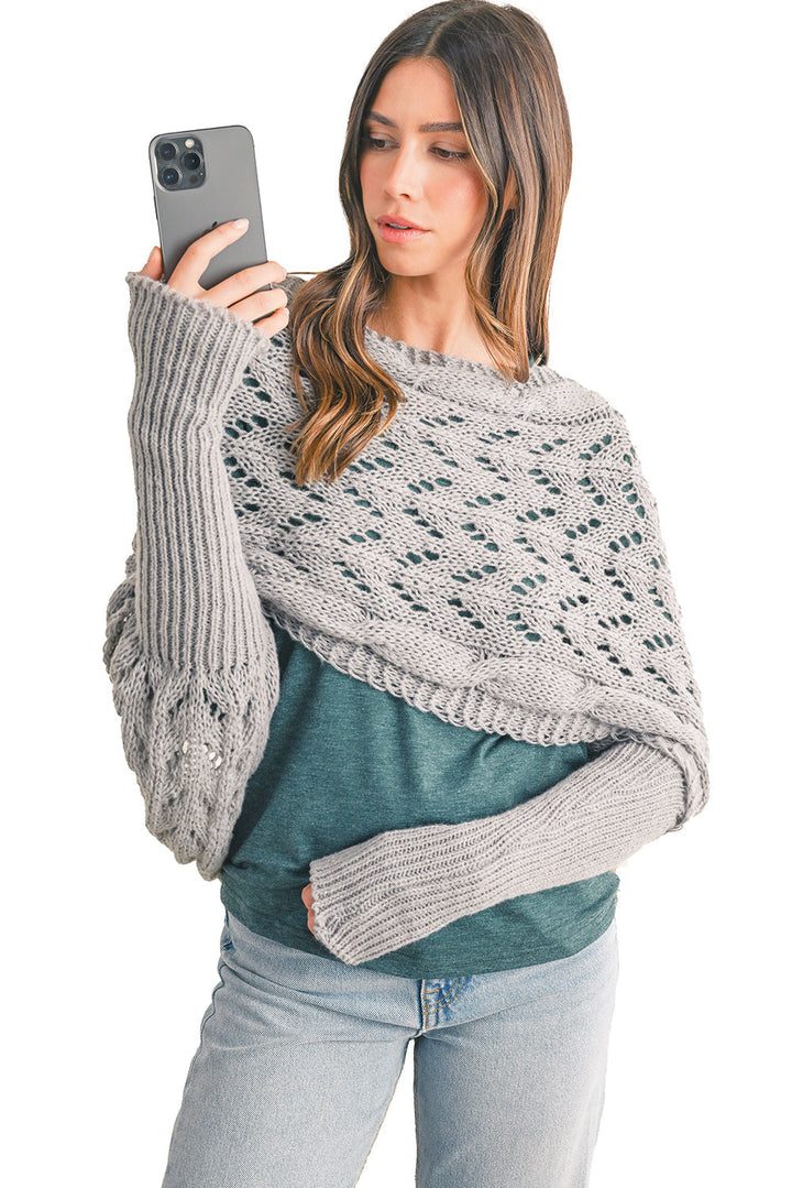 Strickschal mit Kreuzdetail und Ärmeln