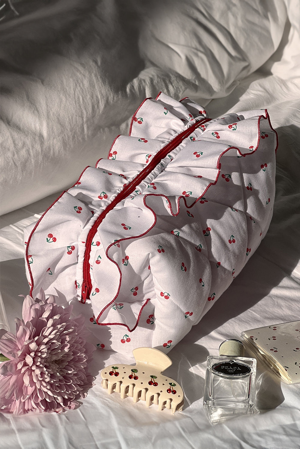 Trousse de maquillage matelassée à imprimé cerises et à volants