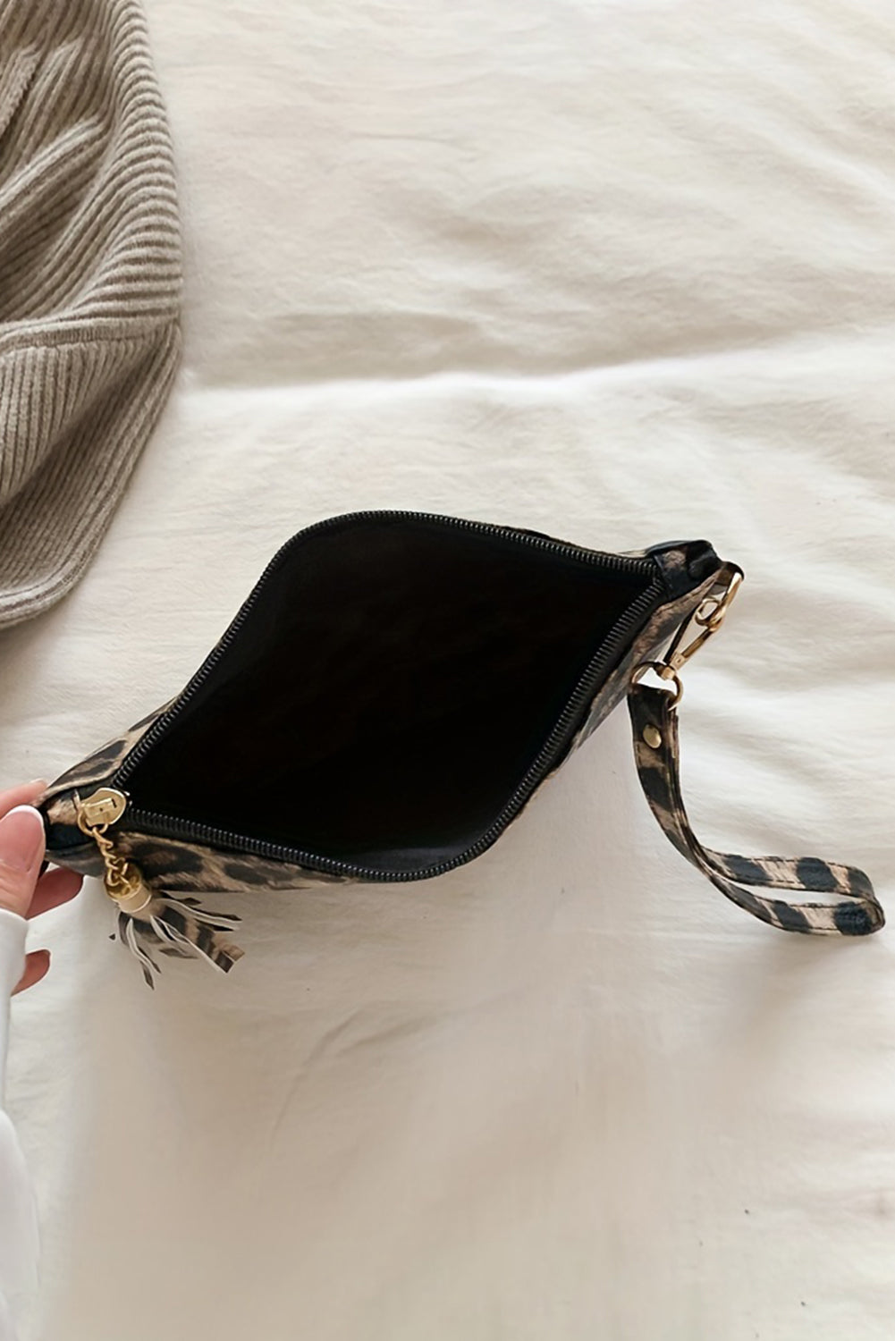 Geldbörse mit Reißverschluss und Handgelenksschlaufe im Leoparden-/Kuh-Print