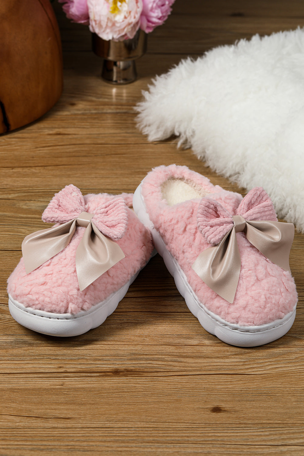 Chaussons d'hiver en peluche avec nœud contrasté (les couleurs des nœuds peuvent varier selon le lot)