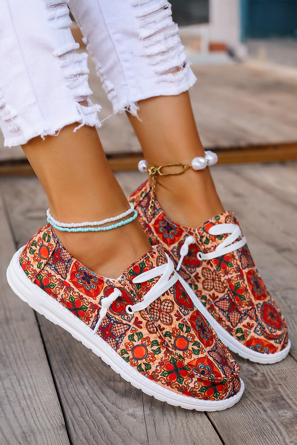 Flache Slipper mit Western-Print und Schnürung