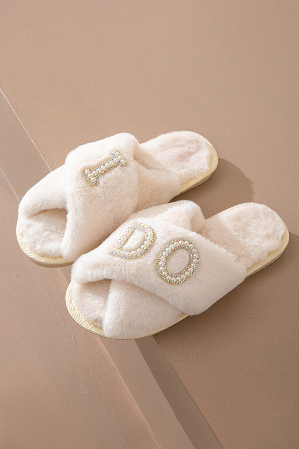Chaussons en peluche à bande croisée et motif lettre I DO Pearl