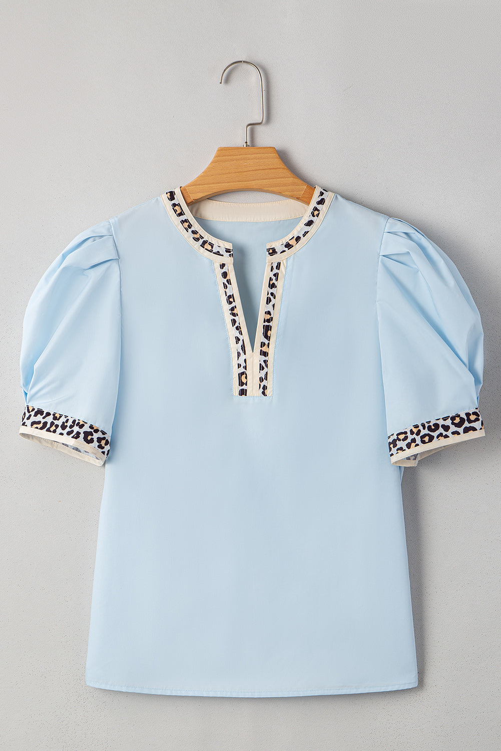 Contrast Leopard Trim Split Neck Puff Sleeve Blouse
