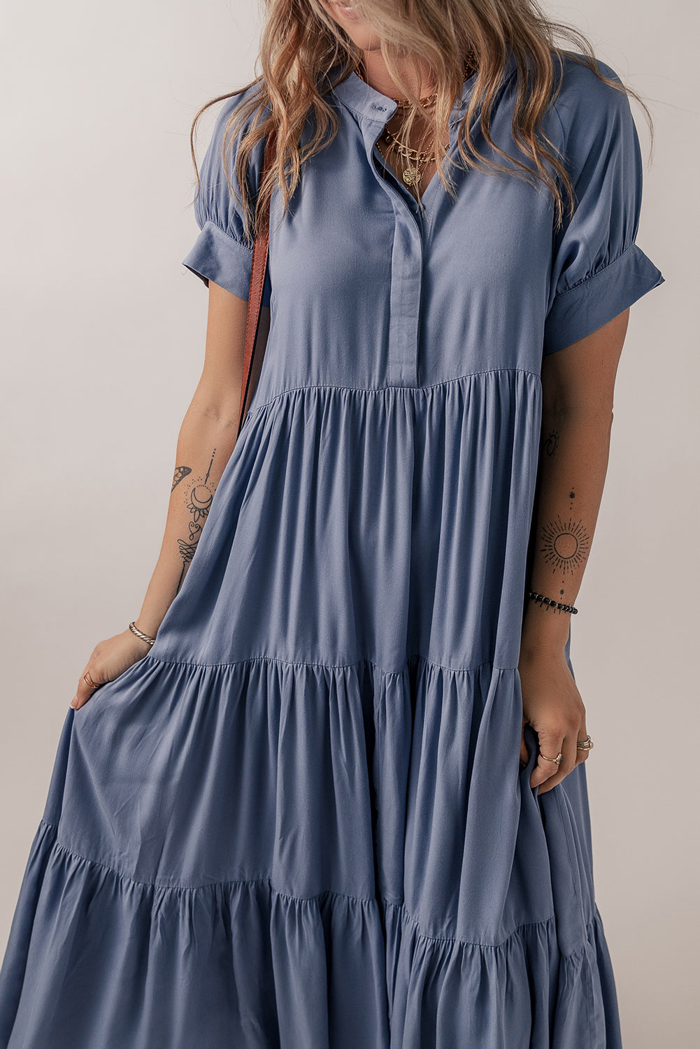 Robe longue évasée à volants et manches courtes, boutons cachés